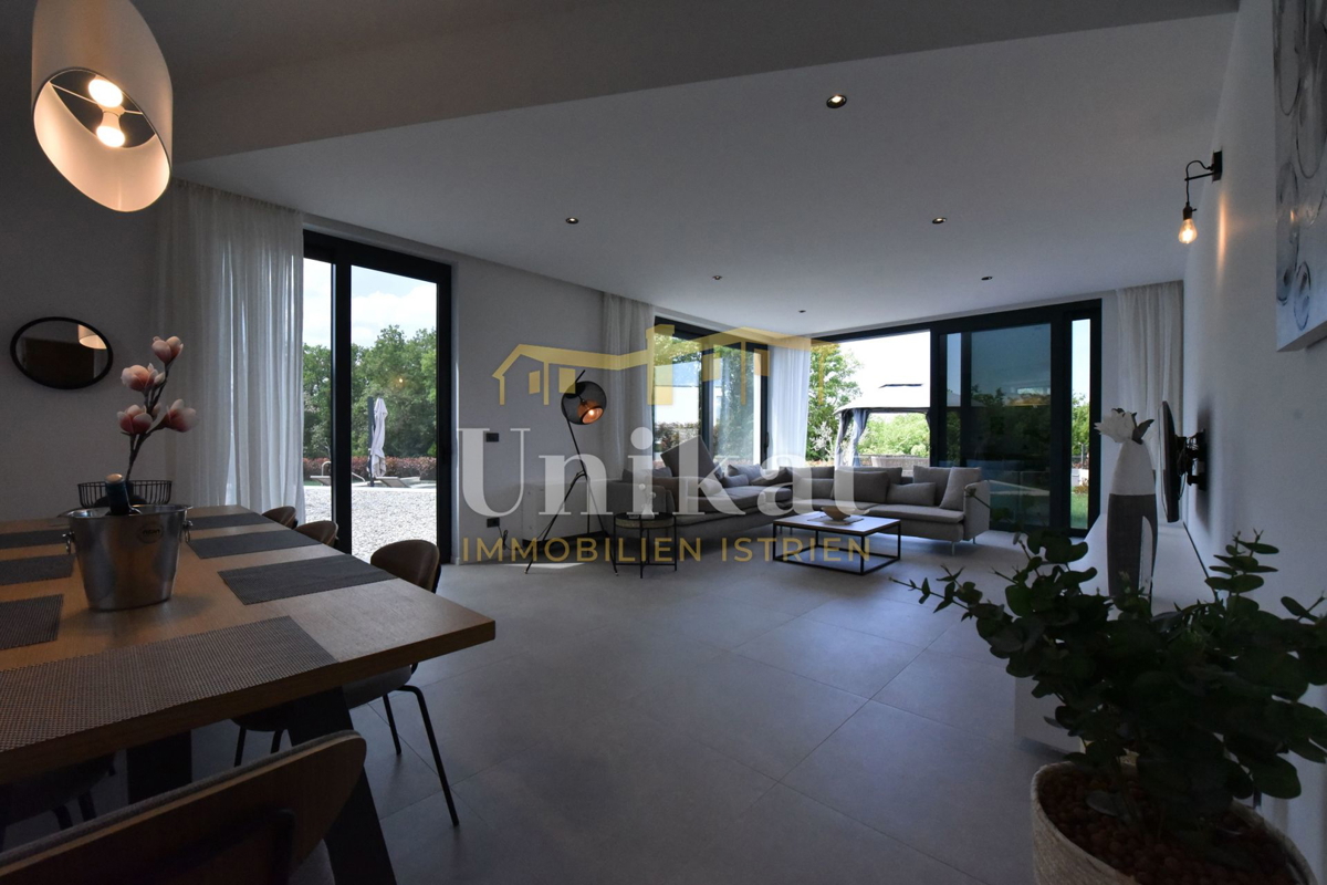 Moderna vila obdana z zelenjem in z razgledom na morje